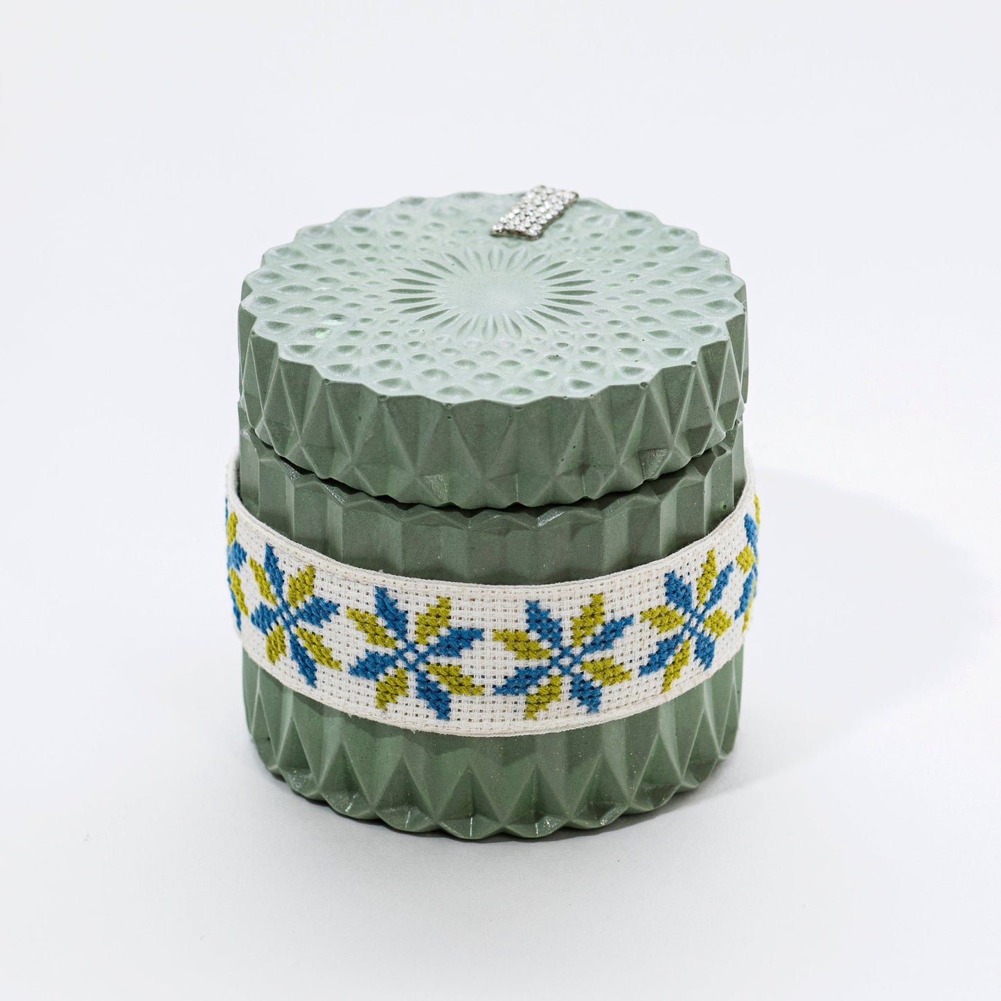 Stone Candle with Embroidered Belt, Cinnamon with Nutmeg - Wonder Candles