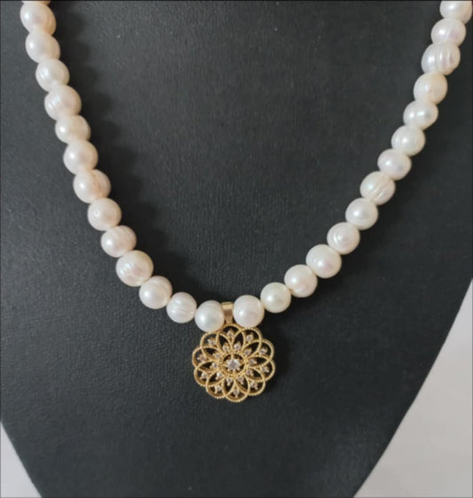 Whole pearl necklace with gold plated pieces