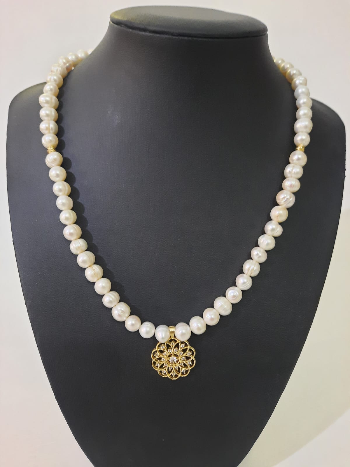 Whole pearl necklace with gold plated pieces - Virtual Bazaar Jordan